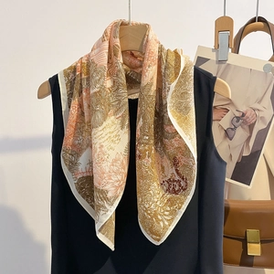 Seidiger Seidenschal mit Vintage-Dschungelmuster in warmen Braun- und Orangetönen