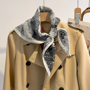 Eleganter Seidenschal mit Blumenmuster zu einem klassischen khakifarbenen Trenchcoat
