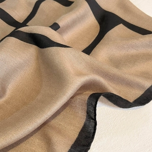 Foulard chic beige et noir avec motif géométrique et tissage chevron