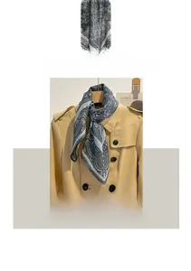Détail du motif paisley bleu sur foulard en coton et lin avec un trench-coat kaki