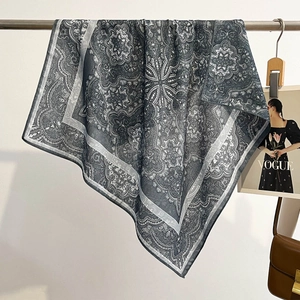 Bandana classique paisley gris et blanc avec motif mandala sur coton doux et léger