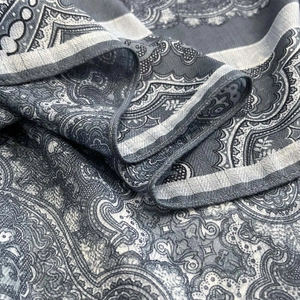 Bandana gris en coton et lin avec motif Paisley montrant la texture douce du tissu