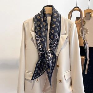 Élégante écharpe en soie à fleurs et léopard portée sur un blazer beige chic moderne