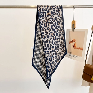 Écharpe double face imprimé léopard et pied-de-poule en tissu soyeux beige et bleu