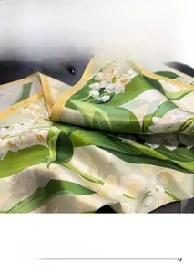 Gros plan détaillé d'un foulard en soie avec imprimés muguet et coutures de précision