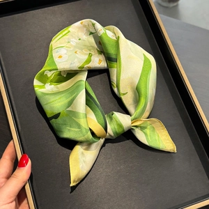 Petit Foulard Carré Élégant Imprimé Muguet Pour Femmes 100% Satin De Mûrier Carré De Cou Décor Floral Professionnel