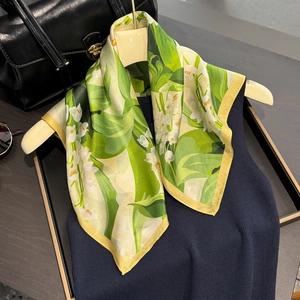 Carré en soie élégant avec imprimé floral de muguet dans les tons vert et blanc chic