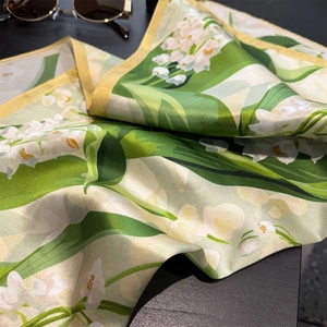 Carré en soie de mûrier à imprimé muguet et bordure jaune pour femme