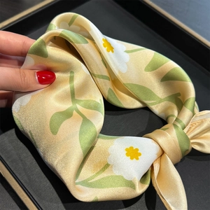 Elegante pañuelo de 100% seda de mora con estampado de margaritas amarillas y satén