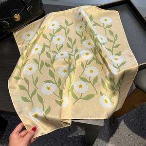 Pañuelo de seda de mora premium con elegante estampado floral de margaritas en champán