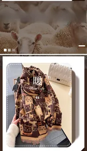 Détail d'une écharpe en imitation cachemire avec motifs de chats tissés et franges fines