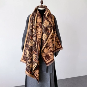 Détail d'une écharpe en cachemire avec motifs de chats réversibles et franges délicates