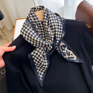 Foulard en soie chic à imprimé léopard et pied-de-poule sur cintre avec pull noir