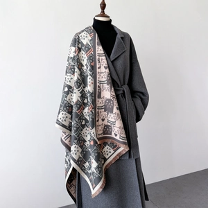 Écharpe en cachemire imprimé chat noir et gris avec franges présentée sur un mannequin