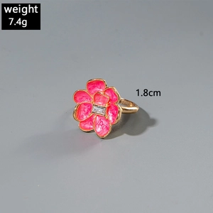 Dettagli dell'anello a fiore camelia barocca con smalto rosa e centro in zircone