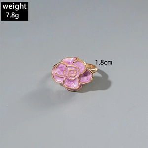 Dettaglio anello camelia in smalto viola con dimensioni 1,8 cm e peso di 7,8 g