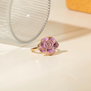 Dettaglio anello camelia viola con base dorata e petali floreali in smalto