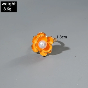 Dettaglio anello fiore barocco arancione con perla e specifiche sulle misure