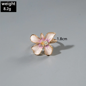 Dettaglio anello a fiore di camelia in smalto sfumato con misura diametro di 1,8 cm