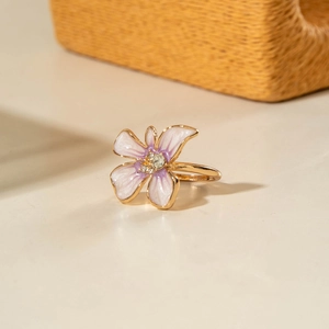 Dettaglio dell'anello a camelia con petali in smalto viola e fascia in oro lucido