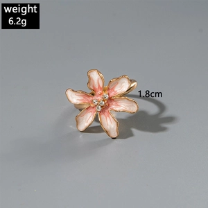 Dettaglio dell'anello a fiore di camelia con petali sfumati rosa e cristalli lucidi