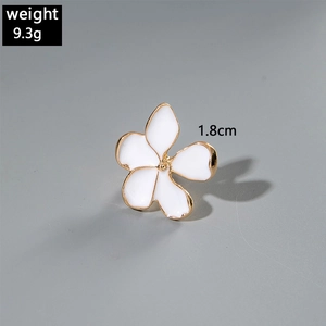 Dettaglio orecchino a camelia in smalto bianco, diametro 1,8cm con finitura dorata