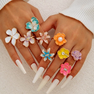 Set di anelli floreali barocchi in smalto colorato con perle su base in metallo dorato