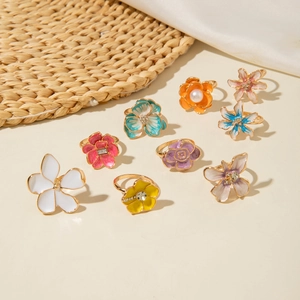 Set di anelli floreali barocchi in smalto con perle e strass su sfondo decorativo