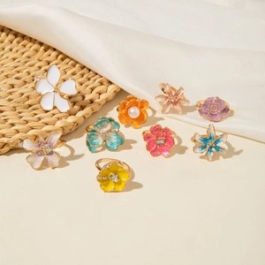 Elegante set di anelli barocchi in smalto colorato con fiori di camelia in oro