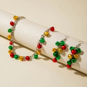 Vue détaillée de l'ensemble de bijoux de Noël avec clochettes rouges, vertes et dorées