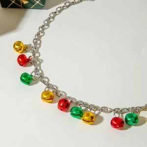 Détail de la parure de bijoux de Noël avec clochettes rouges, vertes et jaunes colorées