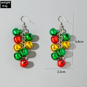 Vue détaillée des boucles d'oreilles clochettes de Noël colorées de 6,8 cm de long