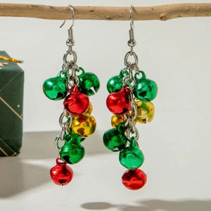 Boucles d'oreilles de Noël festives avec cloches rouges, vertes et dorées sur branche