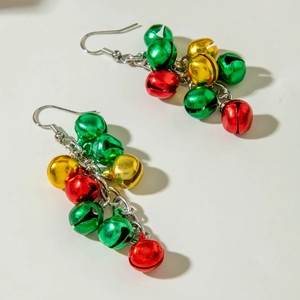 Gros plan sur des boucles d'oreilles de Noël avec clochettes rouges, vertes et dorées