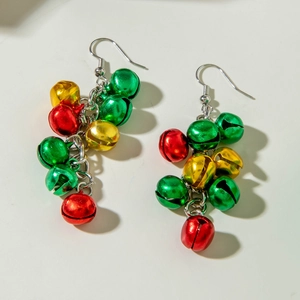 Détail de boucles d'oreilles de Noël festives avec grelots rouges, verts et dorés