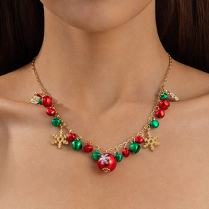 Détail du collier de Noël avec cloches rouges et vertes, père Noël et breloques de flocons