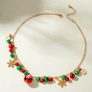 Détail du collier de Noël doré avec clochettes colorées et breloque Père Noël