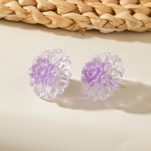 Sparkly purple flower stud earrings with resin petals for a natural, elegant style