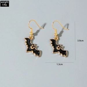 Detail of bat hook earrings with weight 3.8g and dimensions 3.9cm by 1.3cm