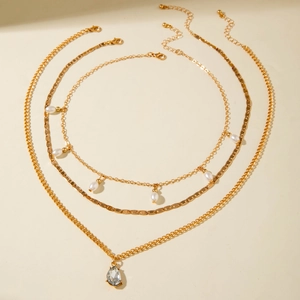 Set di collane dorate a tre strati con perle, catena a serpente e ciondolo a goccia d'acqua