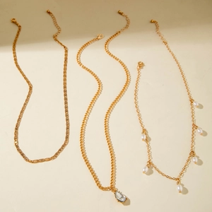 Set di tre collane dorate con zircone a goccia e ciondoli di perle multistrato