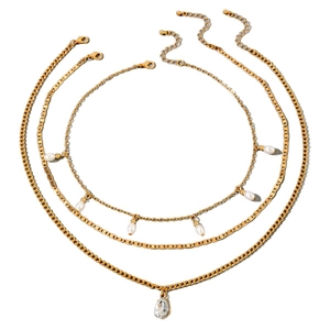 Collana multistrato dorata con perle finte, catena a serpente e ciondolo in zircone a goccia