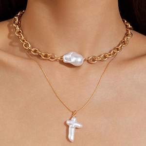 Collier double rang doré avec choker en perle baroque et pendentif croix sur modèle