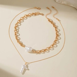 Collier double rang doré élégant avec perle baroque et pendentif en croix de perle