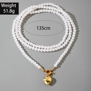 Detalle del collar de perlas multicapa de 135 cm con colgante de corazón, peso 51,8 g