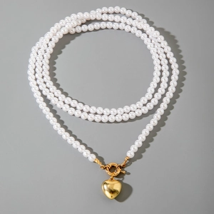Collar de perlas multicapa con colgante de corazón dorado y cierre de resorte vintage
