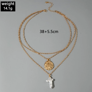 Détail du collier double rang doré avec pendentifs pièce et perle baroque, 38+5.5cm