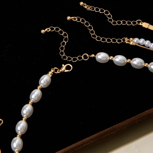 Detalle de cierre de mosquetón dorado y cadena de extensión en collar de perlas barrocas