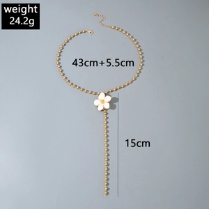 Detail der goldenen Blumenkette mit 24,2g Gewicht und 43cm plus 5,5cm Kettenabmessungen
