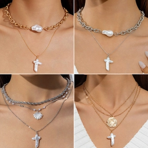 Collier Multicouche en Alliage avec Imitation de Perle Baroque et Pendentifs Croix Coquille Pièce pour Femme Bijoux pour Mariage Fête